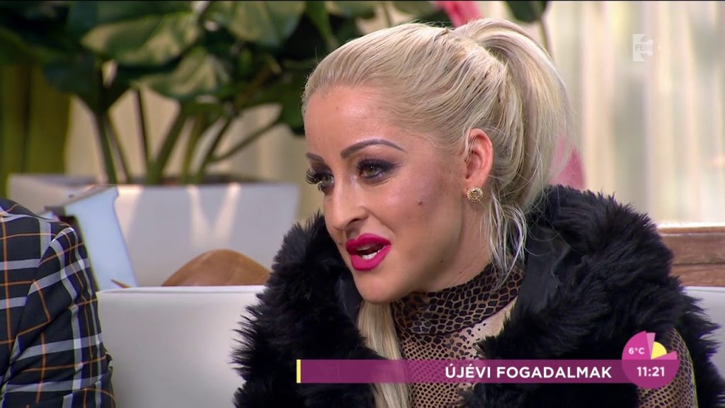 Éjjel nappal dolgozik Suzy, hogy el tudja tartani magát és a gyermekét..Eközben Jolly hempereg a tele kád pénzben