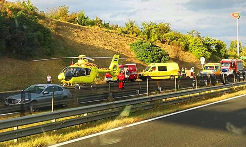 MOST ÉRKEZETT: NAGY a baj! Hatalmas baleset történt, azonnal felszállt a mentőhelikopter, rohantak a mentők – Óriási a dugó!