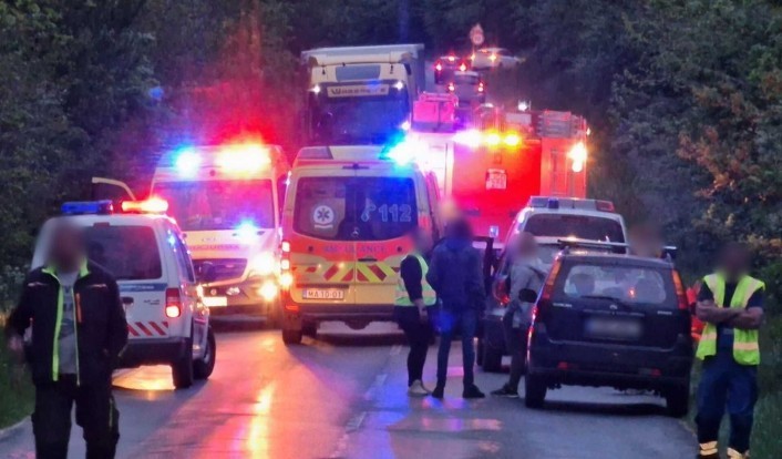 Óriási baleset! Harminc gyerek utazott a Kőszegnél felborult buszon, többen kórházba kerültek – helyszíni fotók, frissítve