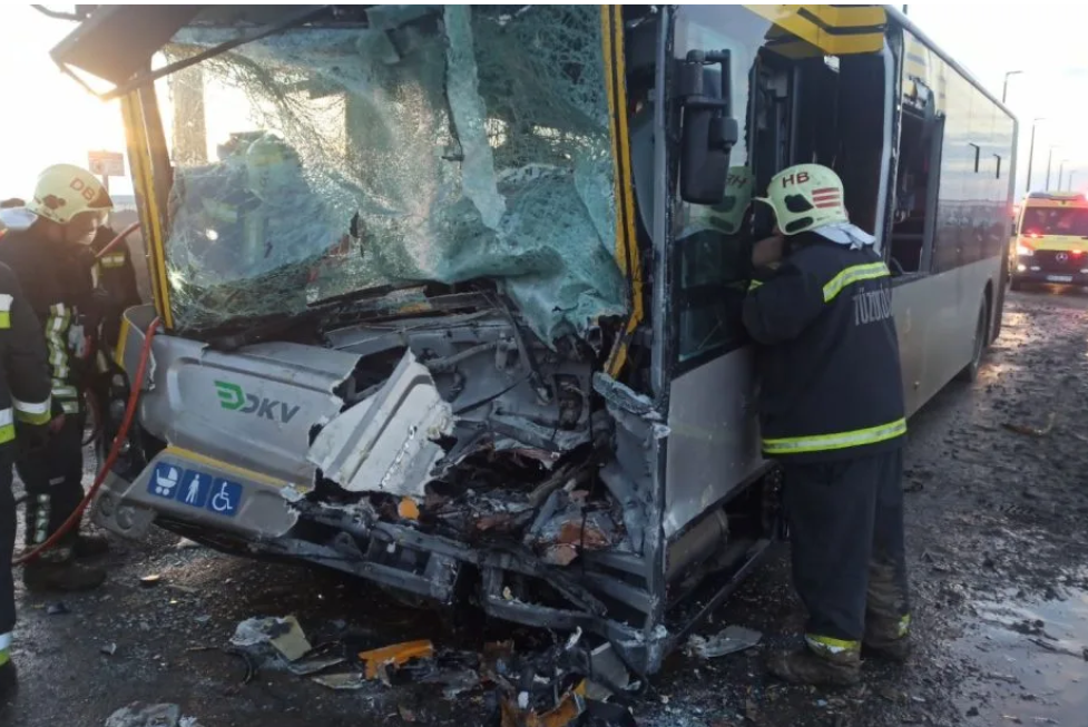 Most érkezett: Horrorbaleset történt, összeütközött két busz, több mint 50 ember megsérült