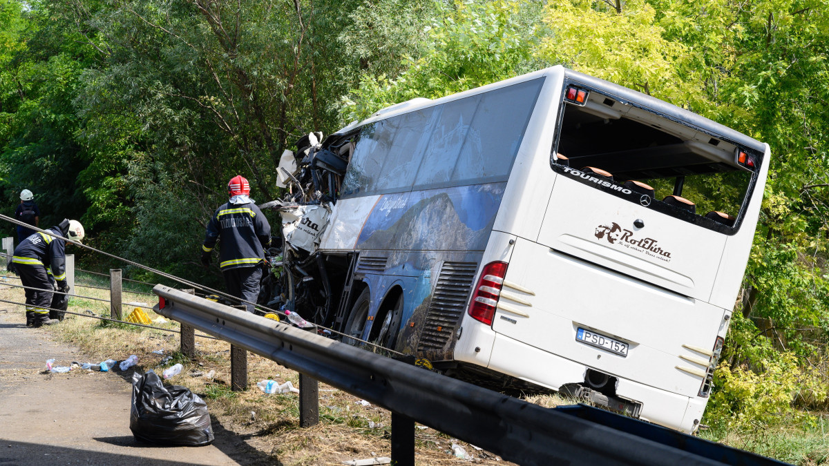 Most érkezett: hatalmas buszbaleset történt, sok a halott
