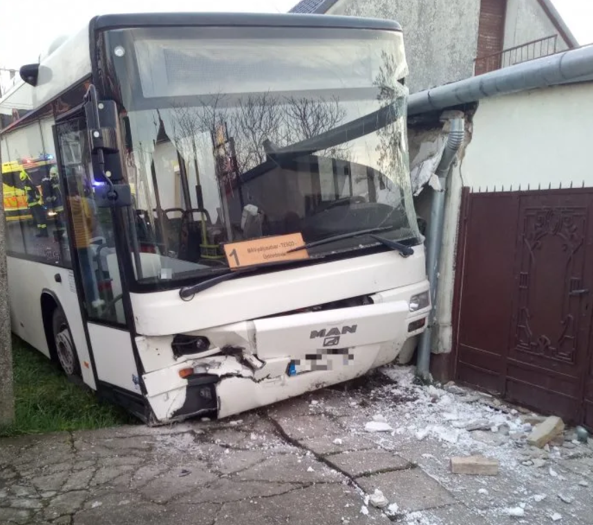 Nagyon csúnya buszbaleset történt, több utast a kórházba szállítottak